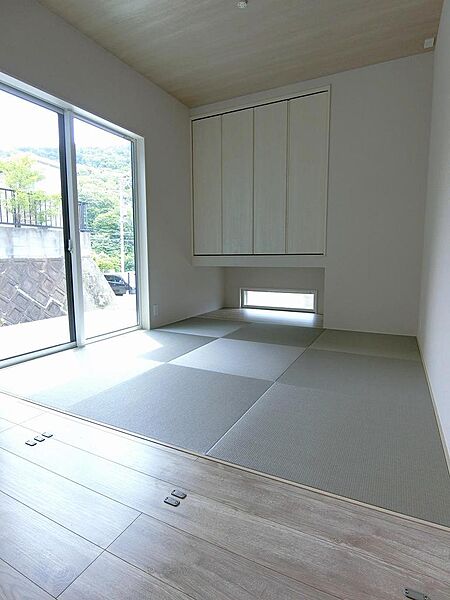 家族で寛げる和室です。上部収納で下には採光窓があり明るさも確保されています。