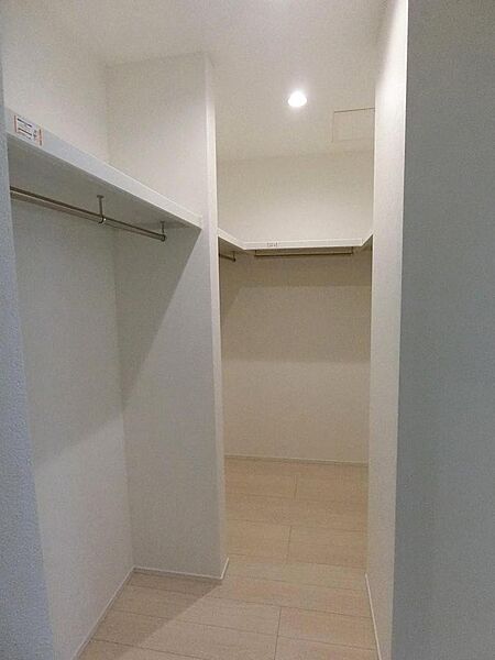 主寝室には大型のウォークインクローゼット付き。ご夫婦の1年中のお洋服からスーツケースまですっきりと収納可能。