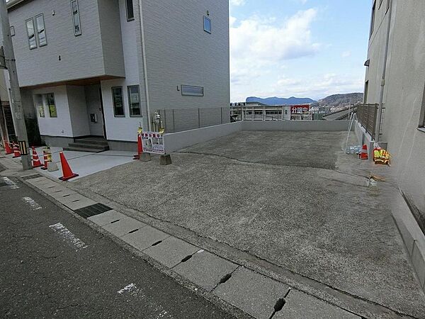お車4台駐車可能です。間口も広いので、運転が苦手な方も駐車しやすくなっています。