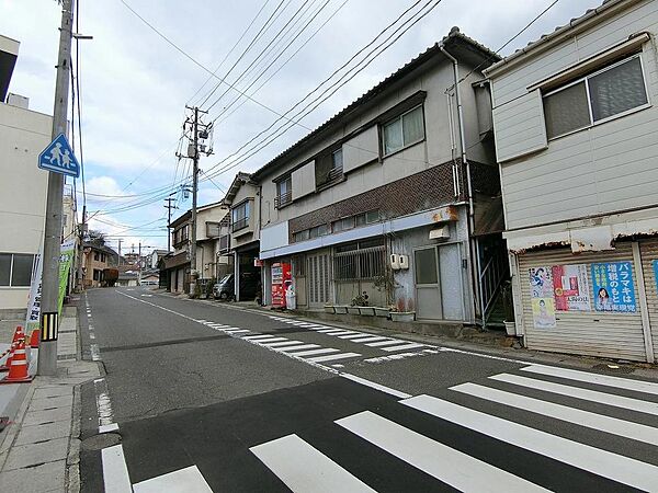 広々とした離合しやすい前面道路です。最寄りバス停徒歩1分！通勤や通学、お出かけにも便利な環境です。