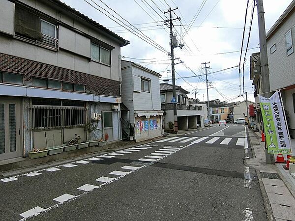 広々とした離合しやすい前面道路です。見通しも良好で間口も広いのでお車の出し入れもしやすいです！