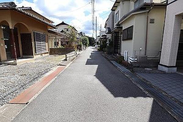 交通量の少ない静かな前面道路です。