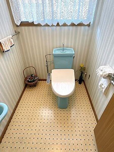 ウォシュレット付き洋式トイレです。介助もしやすい、ゆったりとした造りです。