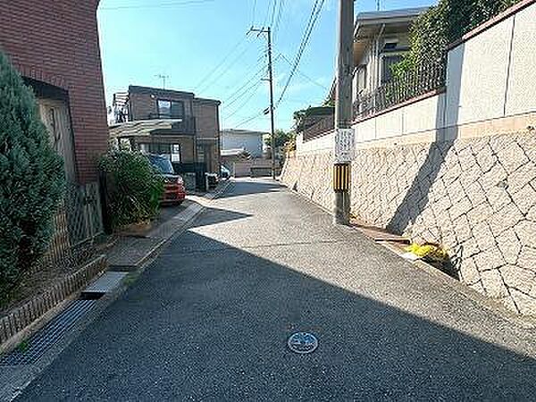 交通量の少ない前面道路です。静かに過ごせる住環境です。