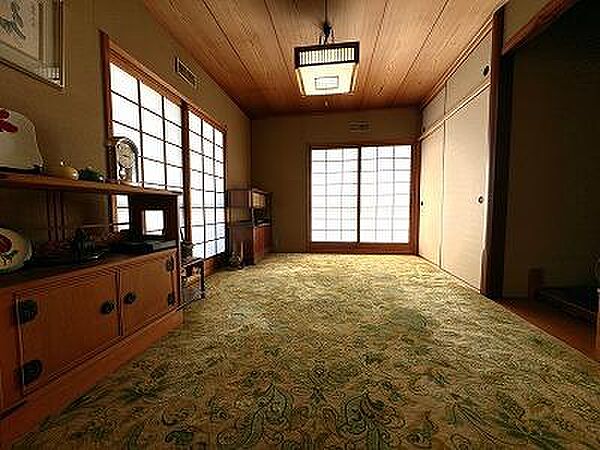 隣接する洋室と繋げて使用することも可能な6帖和室です。