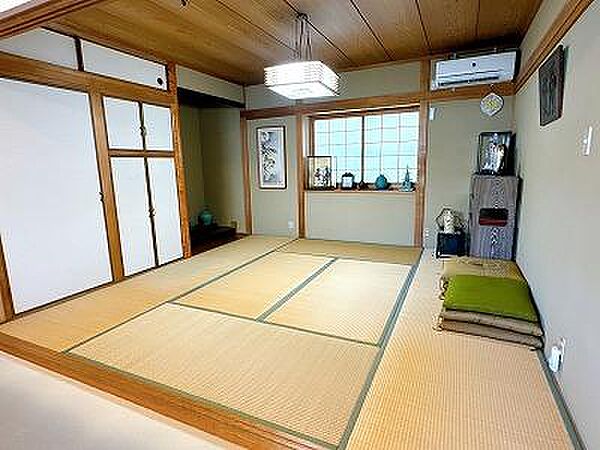 応接室に続く和室です。ご家族の寛ぎスペースとしてはもちろん、お客様をおもてなしできる空間です！