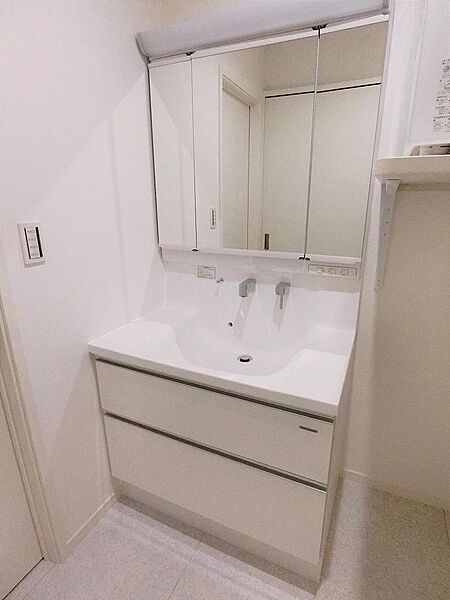 水垢などの汚れがたまりにくくお手入れがしやすいバックガード仕様の洗面です。