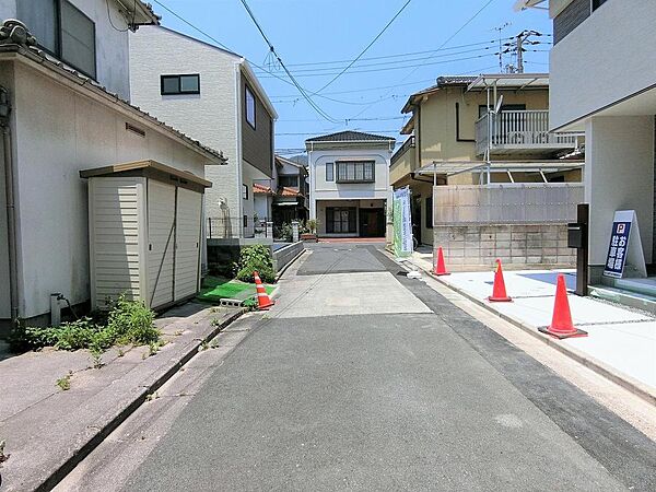交通量の少ない静かな前面道路です。