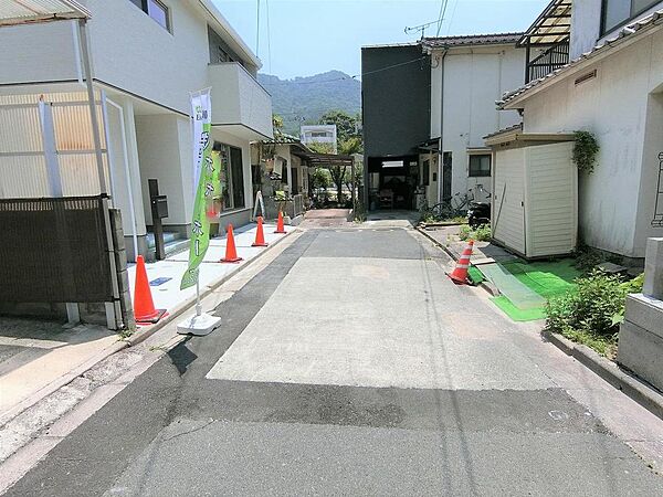 綺麗に整備された前面道路です。