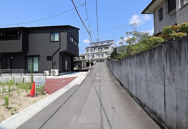 交通量の少ない静かな前面道路です。周辺に高い建物が少なく圧迫感を感じることなく過ごせます。