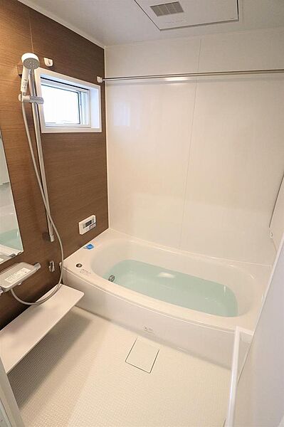 ゆったりとした1坪バスルーム！浴室乾燥暖房機付きで暑い日も寒い日も快適に入浴ができます。