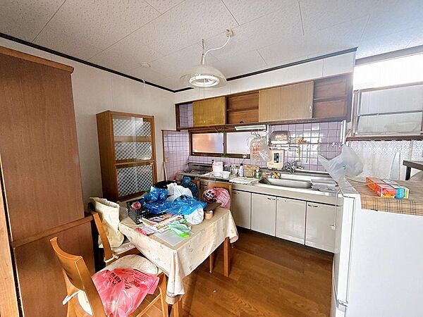 食卓テーブルもゆったり置けるダイニング！壁付のキッチンで広々と使えます。