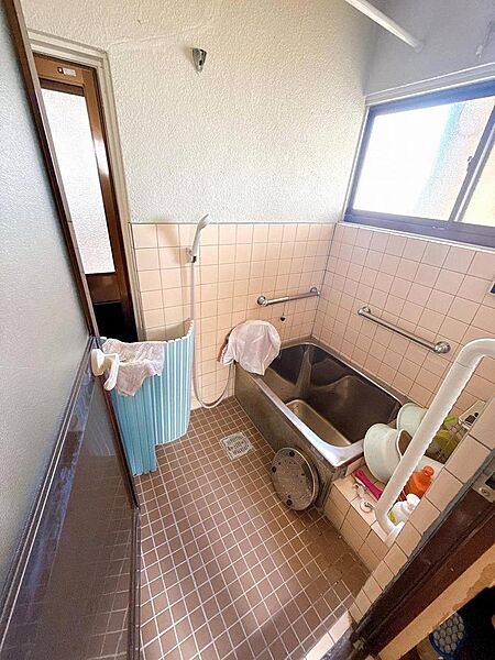 シャワー付きお風呂！換気もできる小窓付きでお掃除の時にも重宝します。