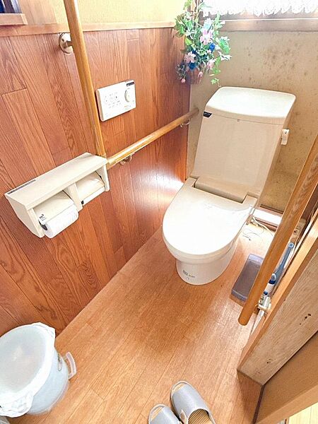 お掃除しやすい洋式トイレです！セーフティーバーもあり立ち座りしやすいです。