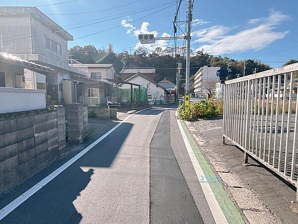 交通量が少なく綺麗に舗装された前面道路です。
