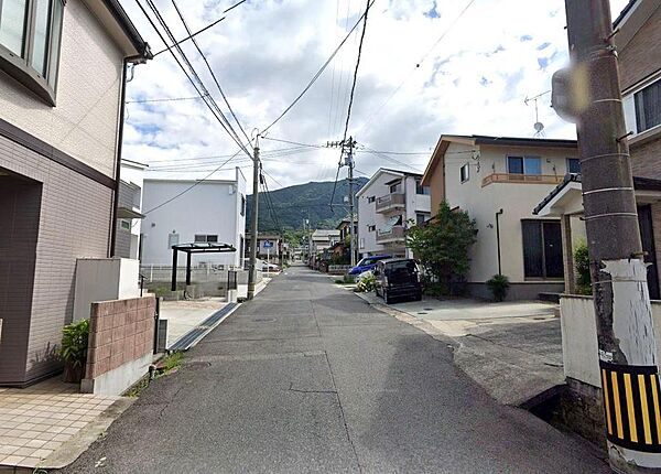 広く見通しの良い綺麗に舗装された前面道路です。スーパー・コンビニ徒歩5分圏内！お買い物にも便利な立地