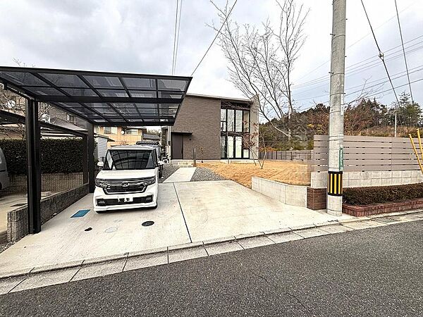 お車3台駐車可能です。セカンドカーをお持ちの方や来客時にも安心です♪