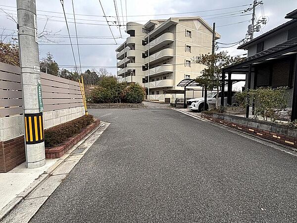 広く見通しの良い前面道路です。交通量が少なくお車の入出庫もストレスなく行えます。