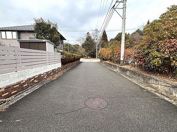 閑静な住宅地に位置し、交通量が少なくゆったりと過ごせる住環境です。