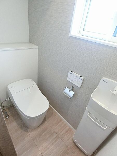 手洗いコーナーが分かれており、使いやすい洋式トイレです。