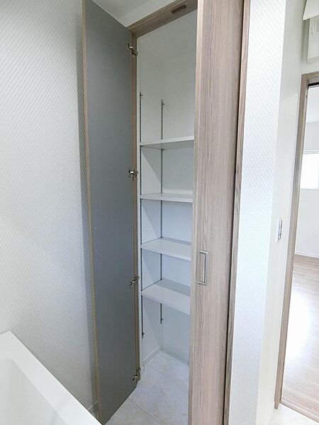 洗面室にある収納庫です。洗剤のストックやパジャマ、タオルなど収納できて便利♪