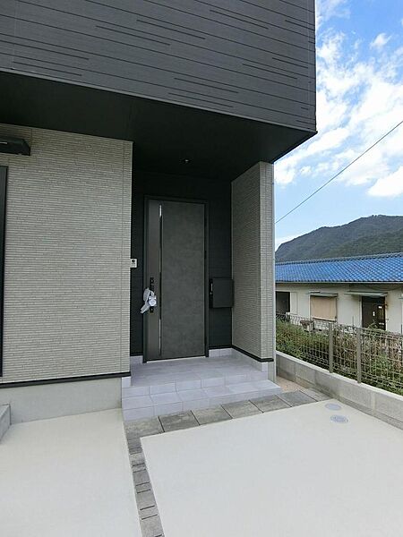 2024年6月完成◆玄関屋根ポーチは奥行きがあるので雨の日の出入りも濡れにくくて安心です♪