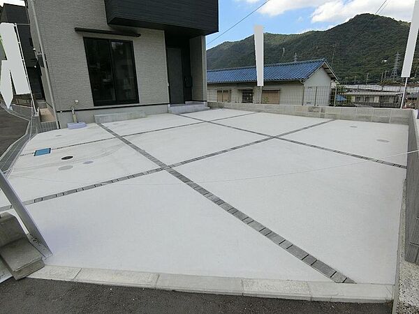 お車2台駐車可能です。広々としており、運転が苦手な方も駐車しやすいです。