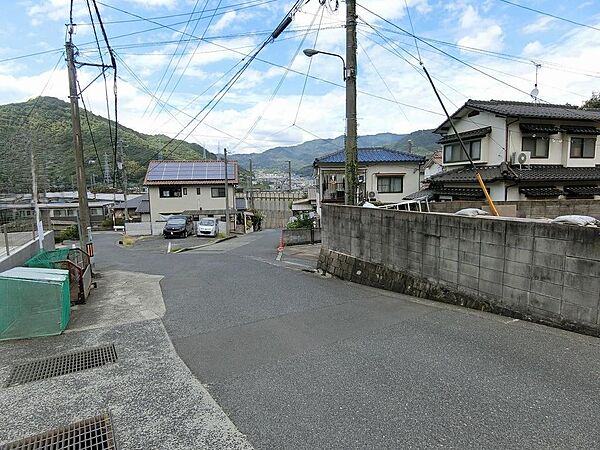 広く見通しの良い前面道路です。