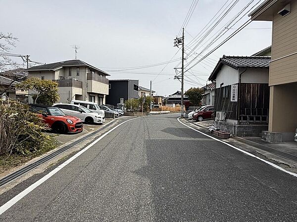 綺麗に舗装された前面道路です。