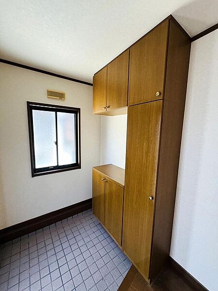 広々とした玄関で来客をお出迎え♪トールタイプのシューズボックスでご家族の靴も沢山仕舞えます。