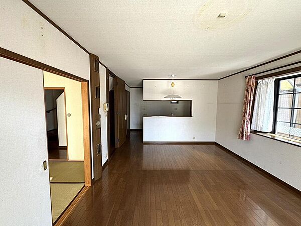 I型リビングでダイニングテーブルやソファーなどの家具の配置もしやすいリビングダイニング♪