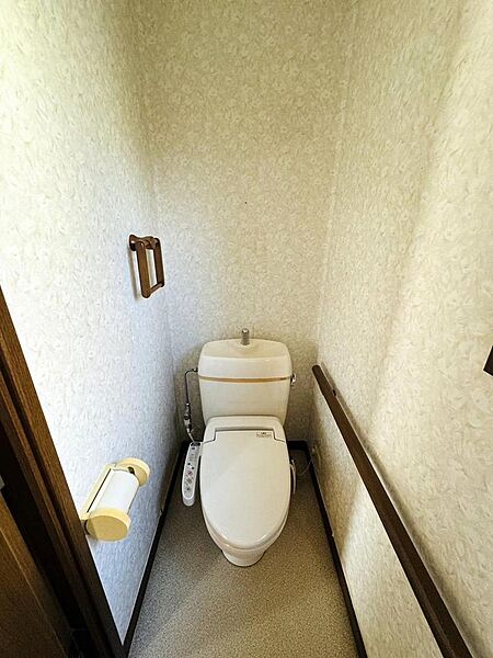 ウォシュレット機能付き洋式トイレです。小窓付きで換気も良好♪
