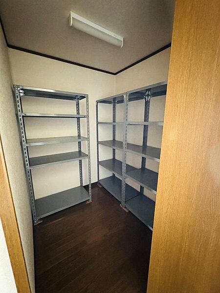 ファミリークロークとして重宝する納戸です。季節の家電やスーツケースなどの嵩張る物もたっぷり仕舞えます