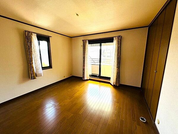 主寝室の洋室には大型クローゼット付き。シンプルな内装でインテリアも合わせやすいです。