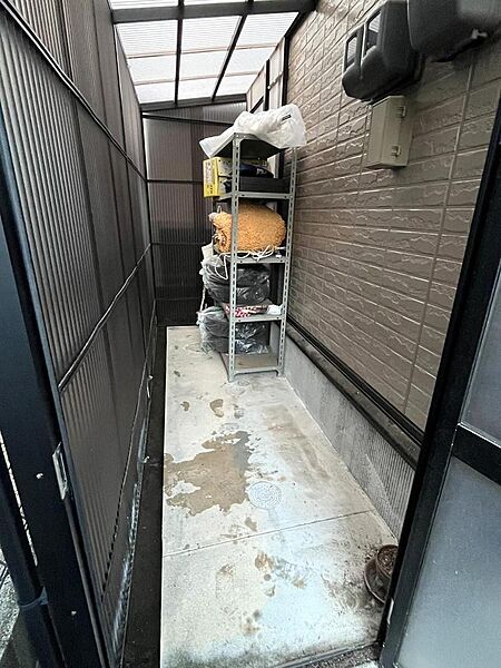 外物置付きでスノータイヤや室内に置きたくないものも収納できて便利です！