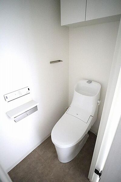 すっきりフォルムのトイレでお掃除も楽々！上部収納もトイレットペーパーなどストックでき便利です。