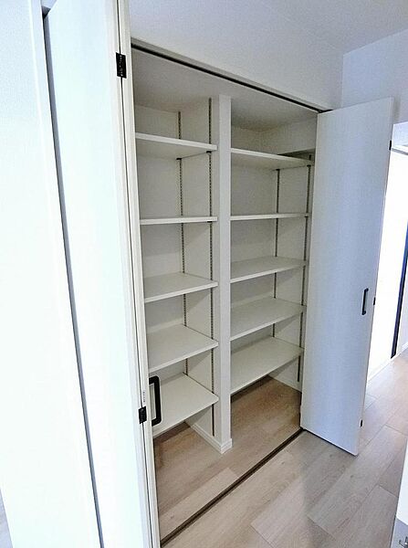 たっぷりと容量のあるホール収納です。掃除用具や普段使わない物も収納可能♪可動式です！
