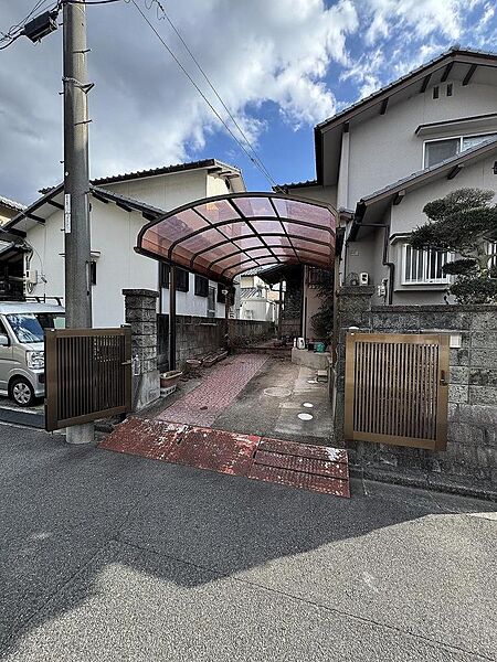 お車1台駐車可能。門扉付きで防犯性も強化され安心です。