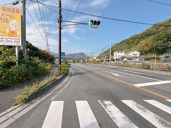 広く見通しの良い前面道路です。コンビニ・スーパー徒歩10分圏内！お買い物もしやすいです。