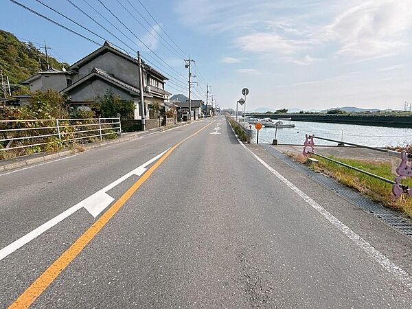 広く見通しの良い前面道路です。コンビニ・スーパー徒歩10分圏内！お買い物もしやすいです。