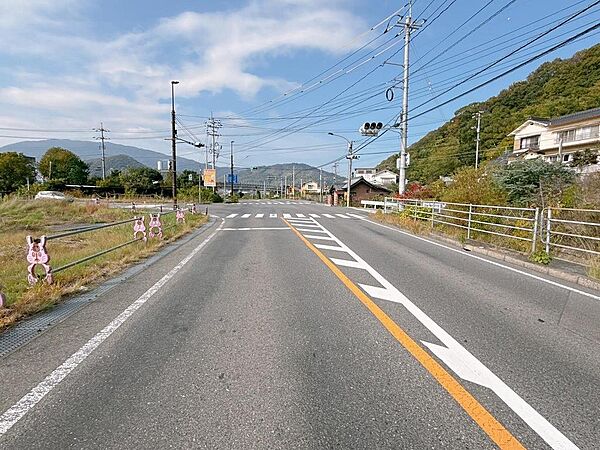 広く見通しの良い前面道路です。公共交通機関の利用にも便利です。