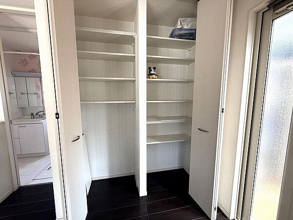 容量充実なパントリー付き！キッチン家電や普段使わない食器類、洗面に近いので洗面用品の収納にも便利！