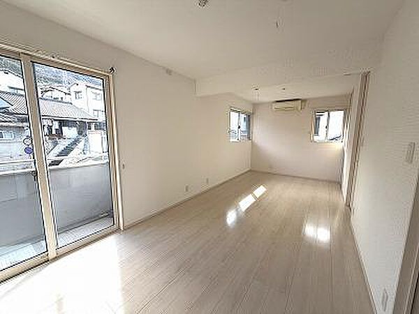 間仕切りをすれば2部屋として使える広々とした洋室！収納も2ヵ所にありすっきり生活できます。