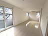 洋室：間仕切りをすれば2部屋として使える広々とした洋室！収納も2ヵ所にありすっきり生活できます。