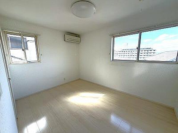 2面採光で日当たりもよく明るい洋室です！お子様のお部屋にもおすすめです。