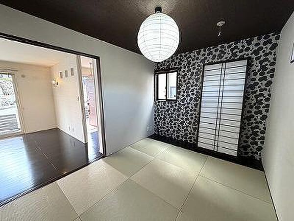 リビングに面した和室はシックなアクセントクロスが使用され和モダンな雰囲気がおしゃれです。