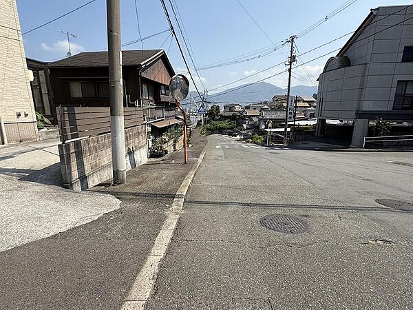 広く見通しの良い前面道路です！スーパー・コンビニ徒歩10分圏内！お買い物もしやすい立地です。