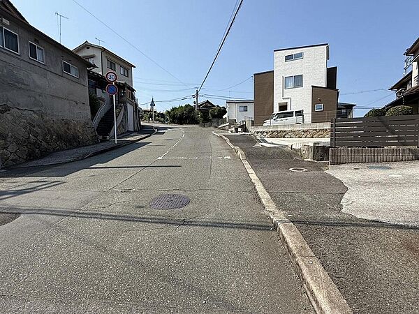 広く見通しの良い前面道路です！最寄りバス停まで徒歩2分！お出かけもしやすいです。