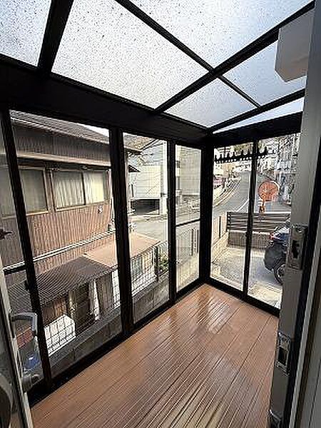 日当り・風通し良好なサンルーム付き！雨の日や花粉時期にも重宝します♪