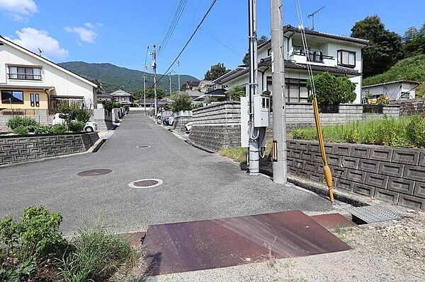 交通量の少ない静かな前面道路です。